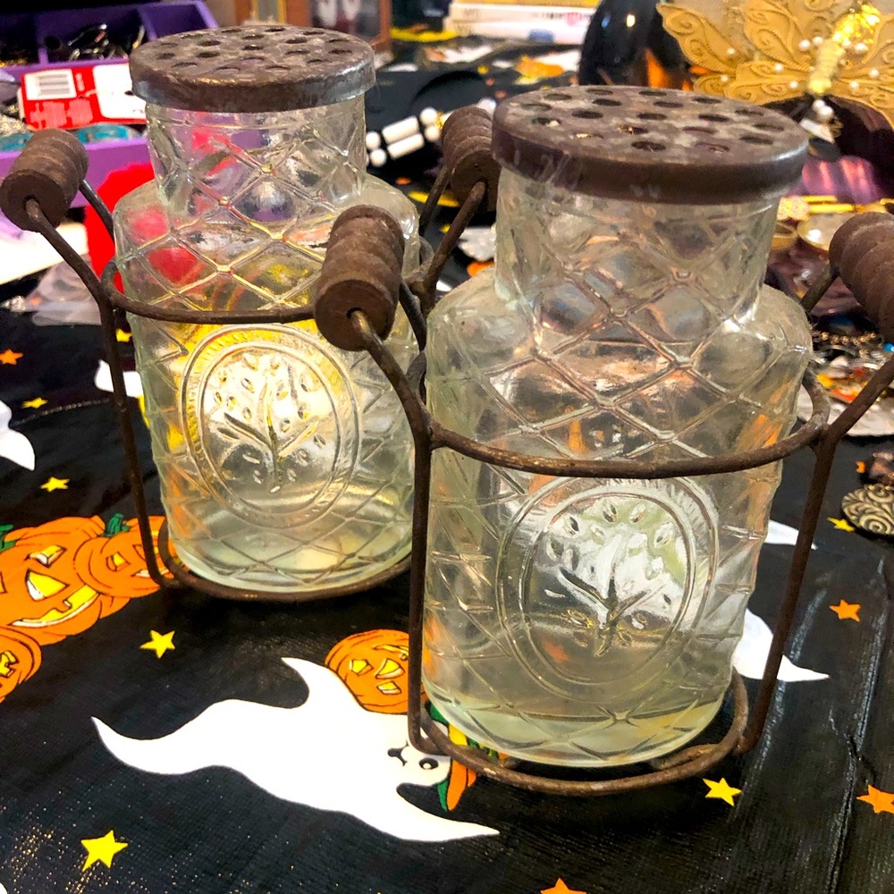 VINTAGE SHAKERS 2 shown during live sale